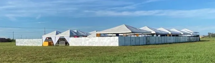 Fechamento em placas metálicas 