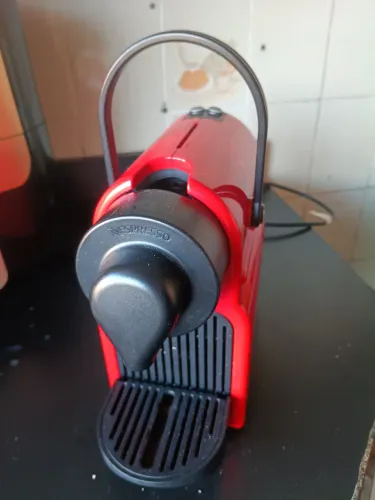 cafeteira Nespresso Inissia compacta , funcionando perfeitamente 