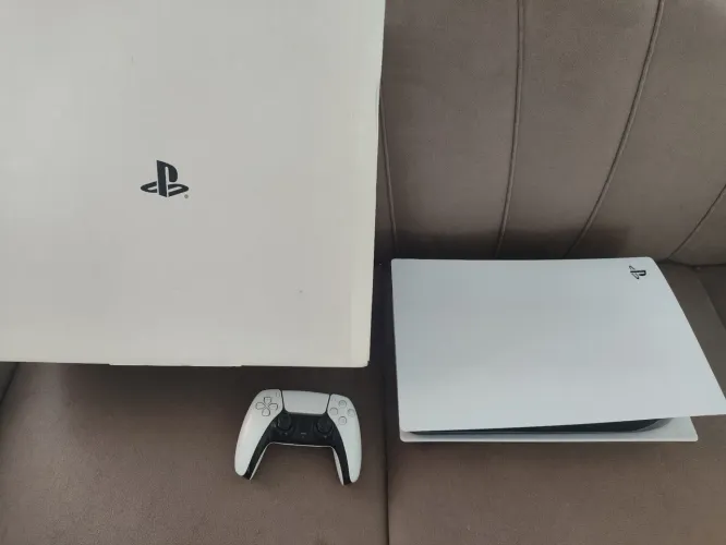 PS5 digital Playstation 5 pego monitor 240hz