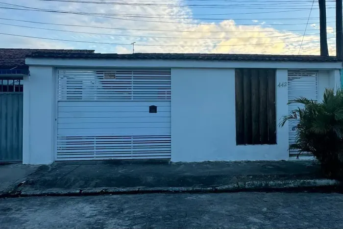 Casa reformada em Condomínio no Benedito Bentes: 3/4 e Próximo ao Shopping Pátio Maceió!