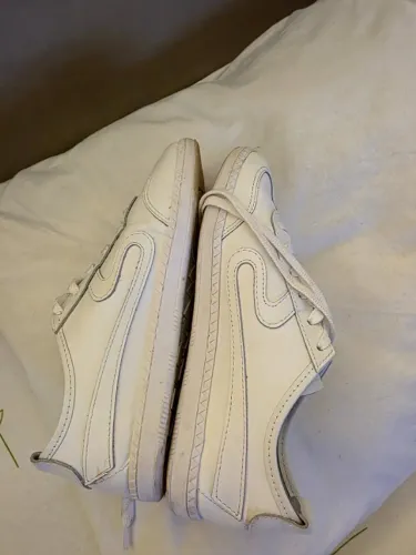 Tenis Schutz, semi novo. Tamanho 36. Elegante e confortável. 