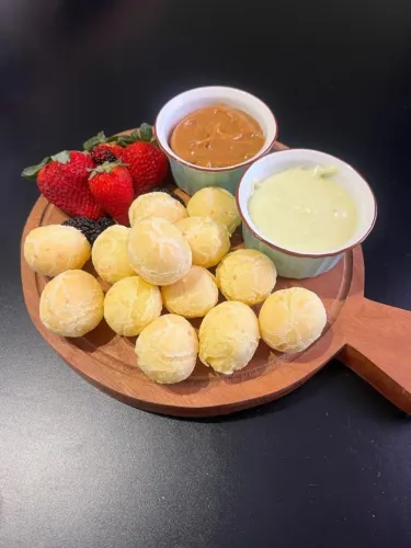 pao de queijo com recheio e sem recheio