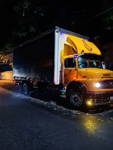 Caminhão Baú Sider - MB 1513