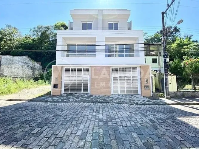 SOBRADOS A VENDA NO BAIRRO VILA NOVA.