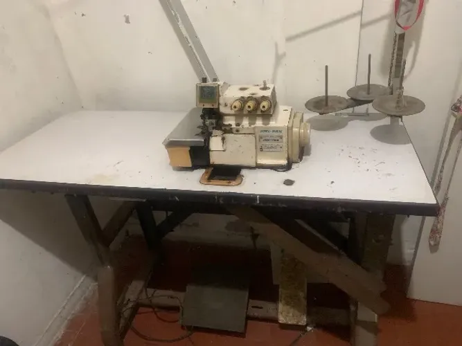 Máquina de costura Overlock