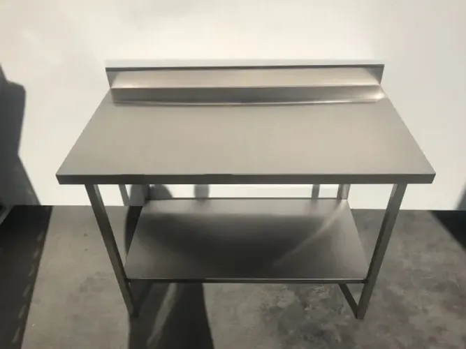 Mesa industrial nova com prateleira lisa