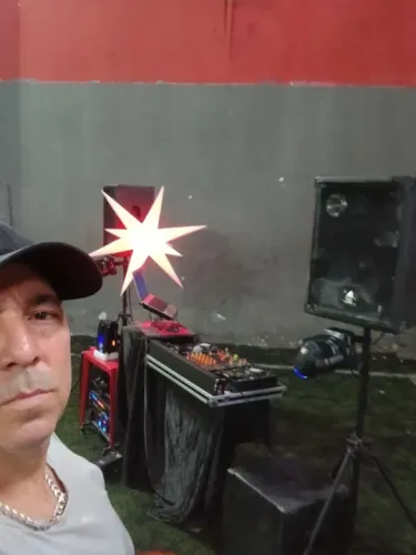Dj profissional som luzes com fumaça