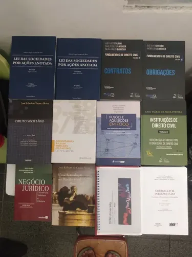 Dez livros de direito 