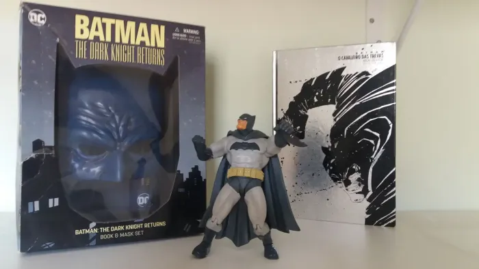 Batman: The Dark Knight Returns - Livro e Máscara