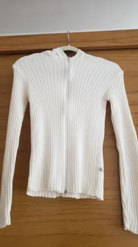 Casaco off white com capuz da Mercato tamanho 40 , veste P e M