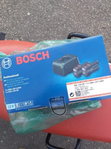 Kit carregador com 2 baterias 12V Bosch