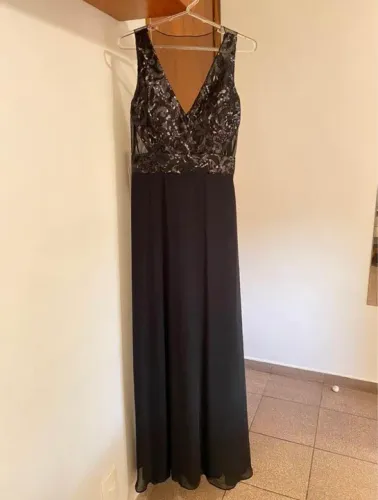 Vestido de festa preto com renda e detalhes em paetês P