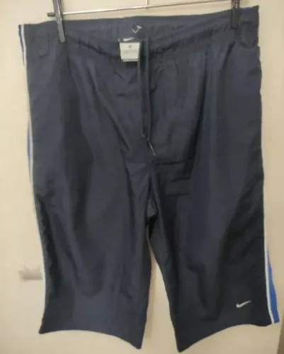 NIKE BERMUDA MASCULINA TAM M 85,00<br>TACTEL<br>Com forro tela<br>Altura 70cm<br>Cintura com cordone<br>
