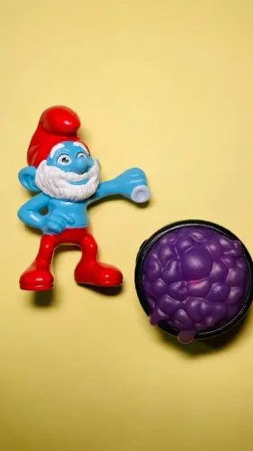 Papai Smurf boneco 7 cm com acessório (caldeirão) da coleção Mc Lanche Feliz Smurfs