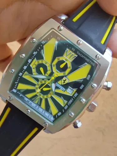 Relogio Ferrari Retangulo Tribal Amarelo Pulseira Borracha 45mm