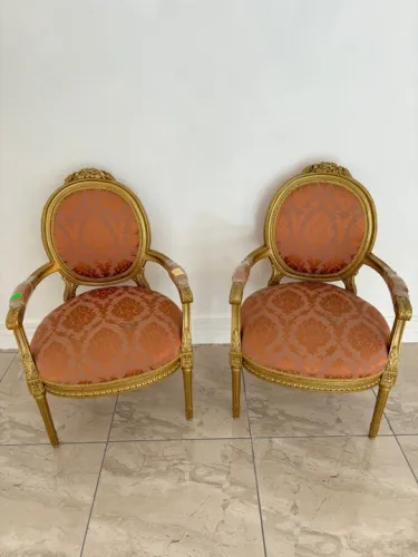 Poltrona clássica em estilo Luís XV