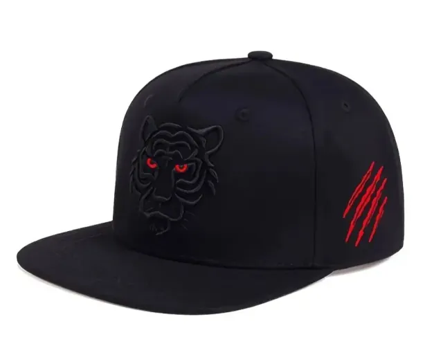 Boné Preto com Tigre e Garras Vermelhas
