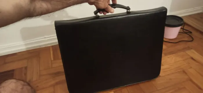 Pasta portfolio A3 com 12 plásticos. Em couro sintético.