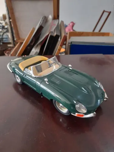 Miniatura de carro 1:18 Jaguar E 1961, Burago