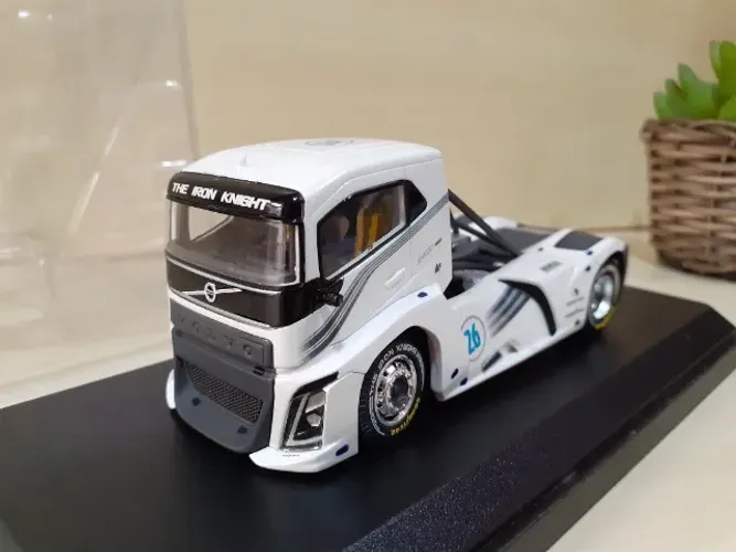 Miniatura Caminhão Cavalo Volvo The Iron Knight 1/50 Tekno Raridade