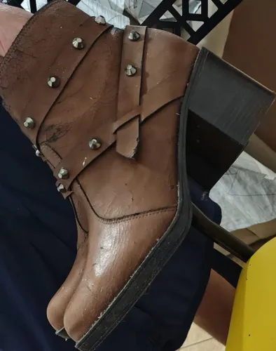 Bota Feminina Marrom com Detalhes