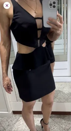 Vestido preto com detalhes em renda