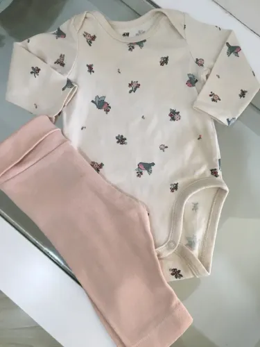 Conjunto Body Floral e Calça Rosa H&M