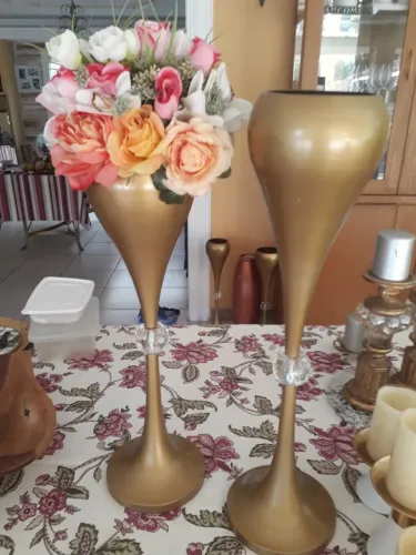 Lindos vasos de latão pintados de dourado com detalhe em brilhante de acrílico