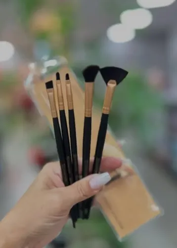  Para quem ama uma make poderosa, esse kit entrega versatilidade + acabamento impecável!