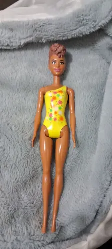 Boneca Barbie color reveal
