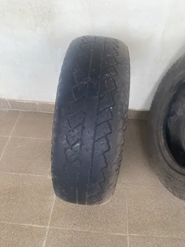 2 Pneus aro 15 original semi novo 