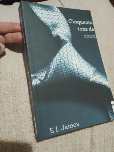 Livro cinquenta tons de cinza E L James