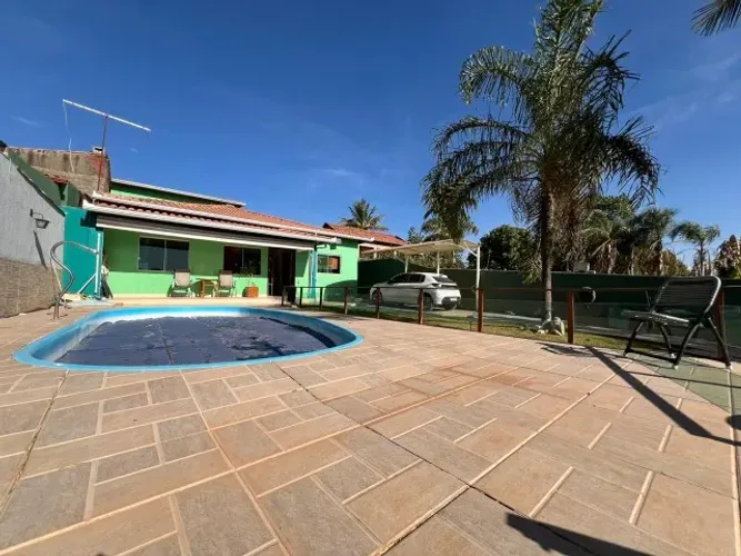 Vendo excelente casa ESCRITURADA com lazer completo na Colônia Agrícola Samambaia