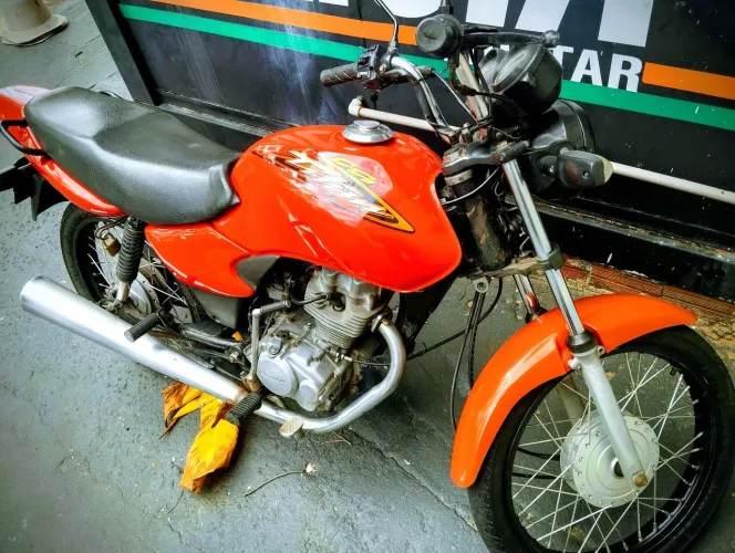 Vende-se Titan 125 2002/2003 toda em dias no ponto de transferir 