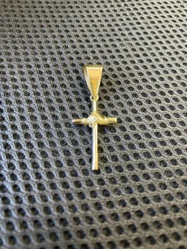 Pingente Cruz palito fio em Ouro 18k 