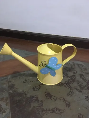 Regador decorativo amarelo com borboleta
