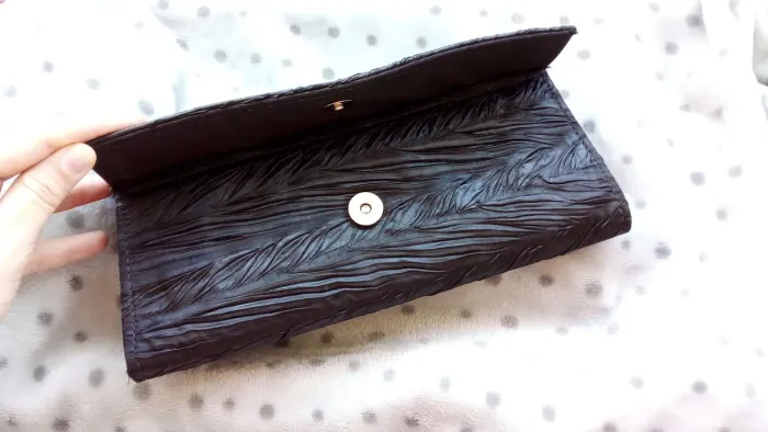 Bolsa Carteira preta feminina para ocasiões especiais em cetim plissado