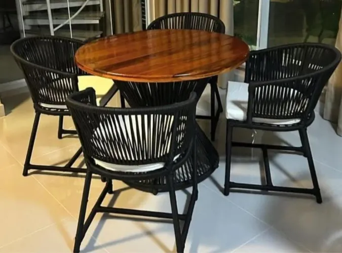 Conjunto Mesa de Jantar Redonda + 4 Cadeiras