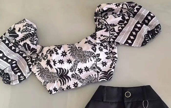 Blusa charmosa com estampa exclusiva e mangas volumosas, perfeita para um look estiloso e
