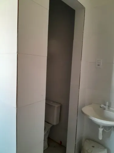 Aluguel de 1/4com banheiro baratinho e sem burocraciaburocracia