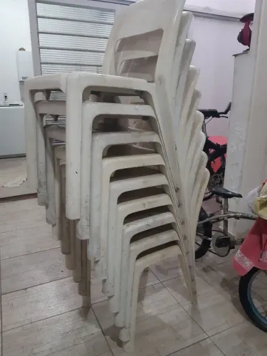 Conjunto de Cadeiras Plásticas Brancas