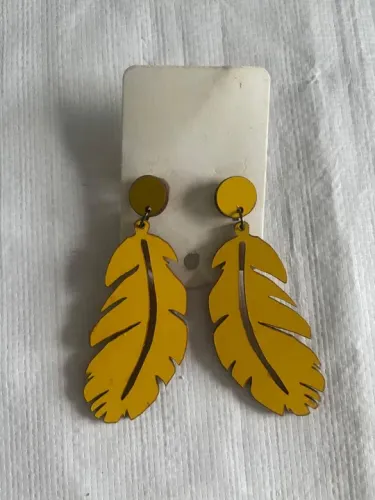 Brincos de penas amarelos em MDF