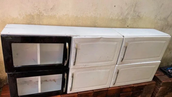 1 Armário de Parede pra Cozinha 6 Portas de Aço e Vidro Branco