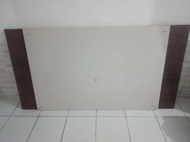 Painel para TV com detalhes amadeirados
