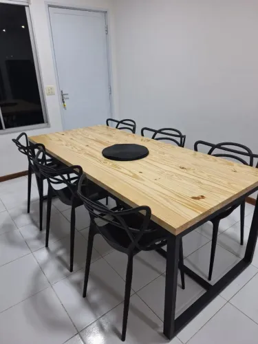 Mesa de jantar estilo industrial
