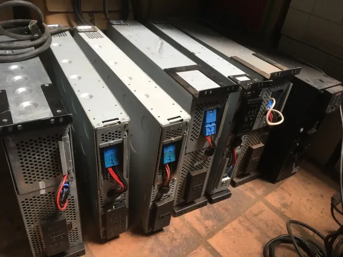 Lote de sete Nobreak apc 3000va rack 127volts