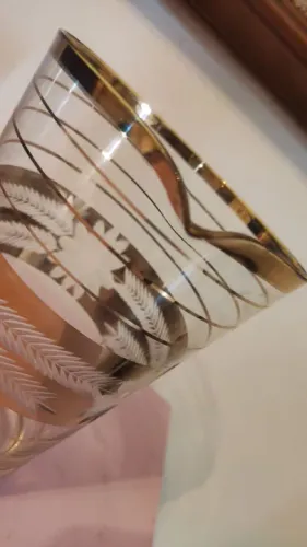 Vaso Decorativo em Vidro com Detalhes Dourados