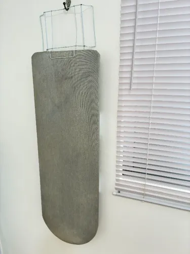 Tábua ou mesinha de passar roupas portátil