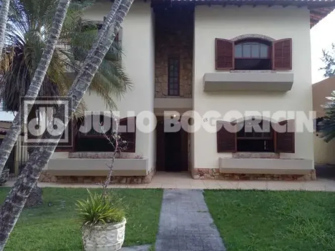 Anil/ Jacarepaguá/Excelente casa no Condomínio Bosque dos Esquilos/ Perfeita para 2 famili