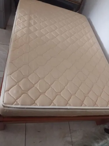 Base de Cama de Madeira com o colchão em ótimo estado de conservação pouco tempo de uso 